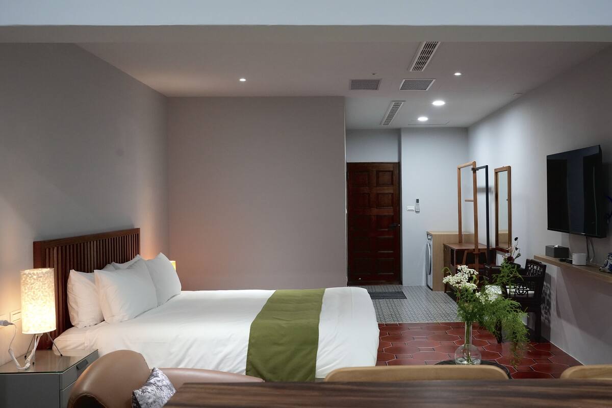Standard Double Room, 1 King Bed | Premium bedding, down duvets, laptop workspace, blackout curtains