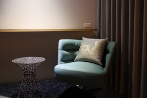 Deluxe Double Room, 1 King Bed | Premium bedding, down comforters, laptop workspace, blackout drapes - MSUG (Tainan)