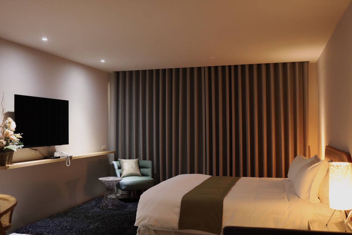 Deluxe Double Room, 1 King Bed | Premium bedding, down duvets, laptop workspace, blackout curtains