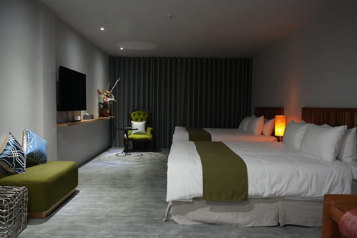 Deluxe-Vierbettzimmer | Hochwertige Bettwaren, Daunenbettdecken, laptopgeeigneter Arbeitsplatz