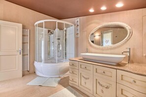 Douche, baignoire à jets, sèche-cheveux, bidet