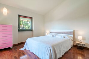 4 bedrooms, WiFi, bed sheets - Villa Diletta - Private Pool - Walk to Lake (Padenghe Sul Garda)