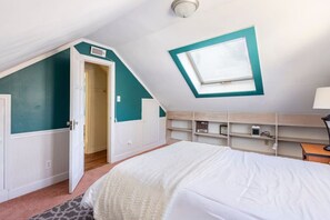 4 chambres, bureau, fer et planche à repasser, lit parapluie