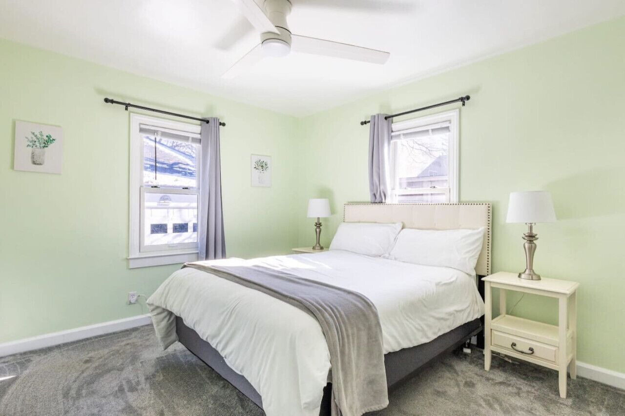 4 bedrooms, desk, iron/ironing board, travel cot