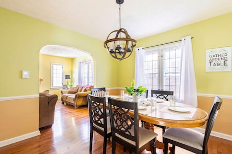 Dining. 4 BRs+King Bed+Game Room+Broadripple+Bars+Spacious