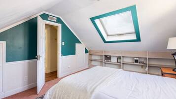 4 bedrooms, desk, iron/ironing board, travel crib