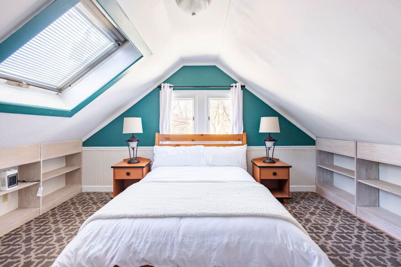 4 bedrooms, desk, iron/ironing board, travel crib