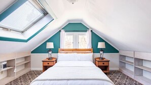 4 soverom, skrivebord, strykejern/-brett og reiseseng for barn