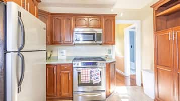 Køleskab, mikrobølgeovn, ovn, kogeplade