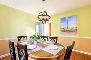 Dining - 4 BRs+King Bed+Game Room+Broadripple+Bars+Spacious (Indianapolis)