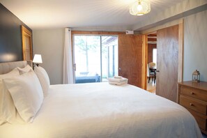 2 bedrooms, travel cot, WiFi, bed sheets