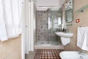 Chambre classique | Salle de bain | Séchoir à cheveux, bidet, serviettes fournies, savon