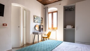 A bedroom with a bed, a desk, a chair, a wardrobe, and a window. - Don Pedro 53 (Tresnuraghes)