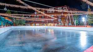 Eine Eishalle mit einem Gebäude im Hintergrund.