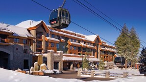 Ein Skigebäude mit mehreren Balkonen und einer Seilbahn.