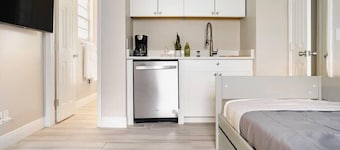 Cozy 2BR | King Beds | Parking | Near Attractions