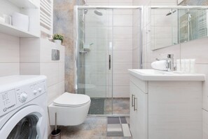 Dusche, Haartrockner, Handtücher, Shampoo