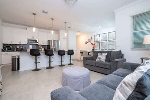 TV, DVD-spiller, stereoanlegg og kontorer