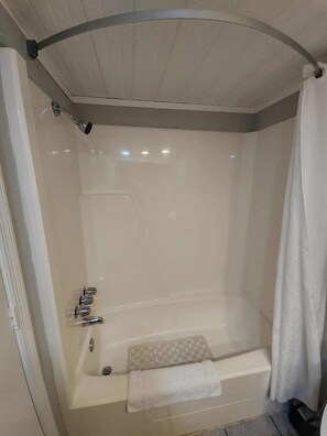 Baignoire, serviettes fournies, shampooing