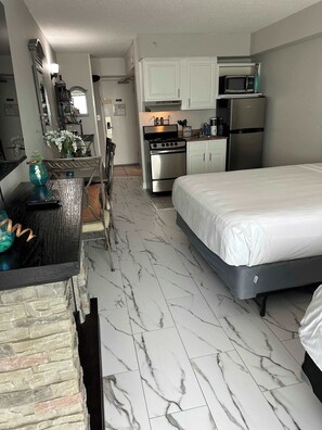 Desk, iron/ironing board, WiFi, bed sheets - Oceanfront Efficiency T508 (Myrtle Beach)