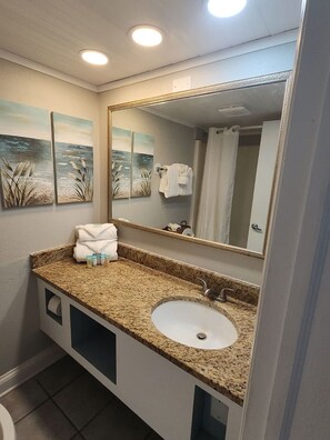 Bathtub, towels - Oceanfront Efficiency T508 (Myrtle Beach)