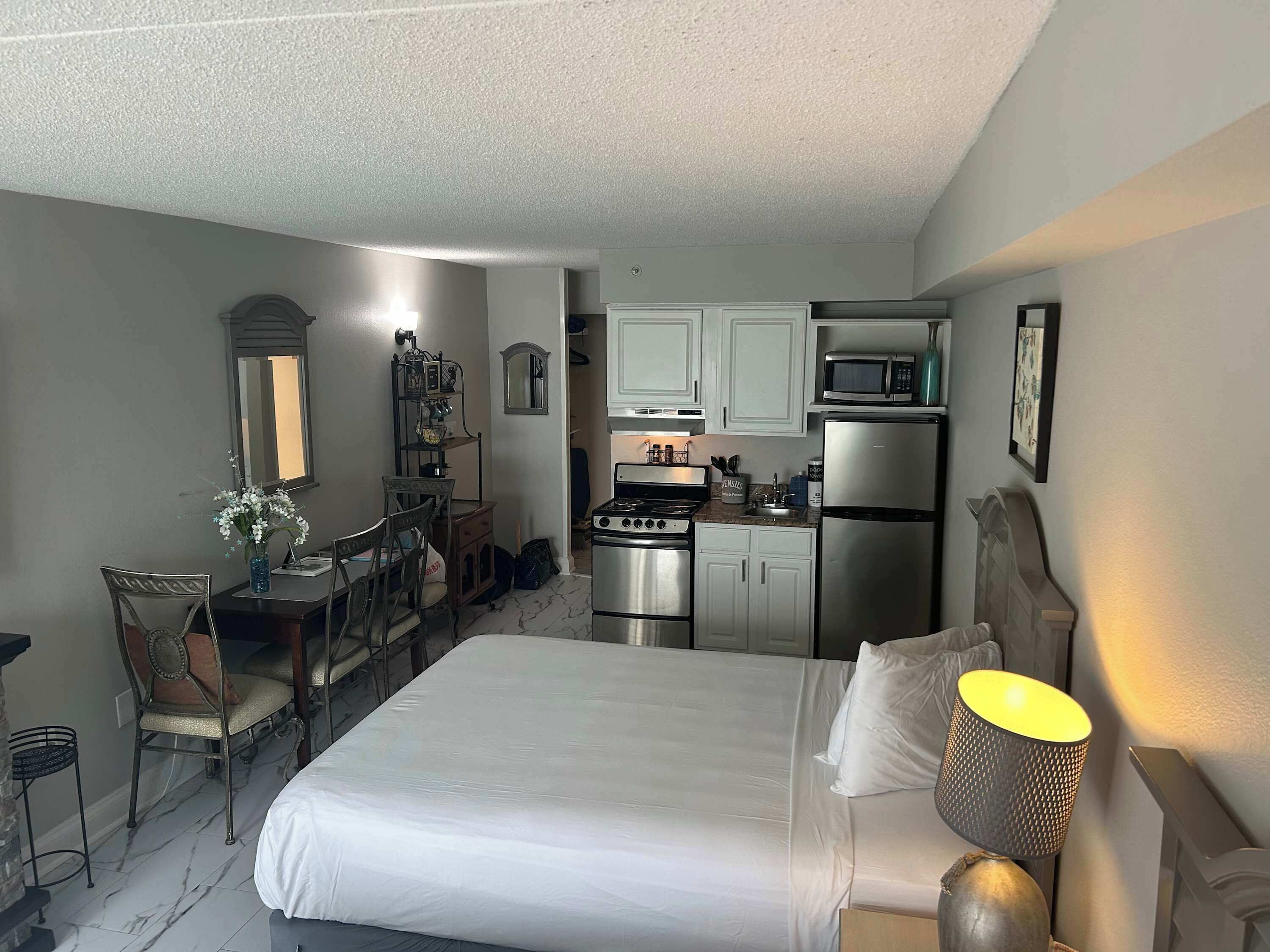 Desk, iron/ironing board, WiFi, bed sheets
