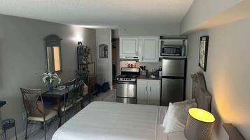Desk, iron/ironing board, WiFi, bed sheets