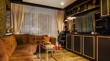 Kamar Mewah | Ruang keluarga | Televisi LCD 120-cm dengan saluran TV satelit dan TV