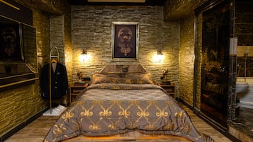 Luxury Room | 1 bedroom, individually decorated, iron/ironing board, free WiFi