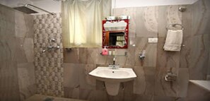 スタンダード ツインルーム | バスルーム | シャワー、レインフォールシャワー、タオル、石鹸