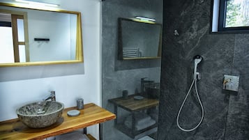Een douche,  milieuvriendelijk toiletgerief, een haardroger, handdoeken