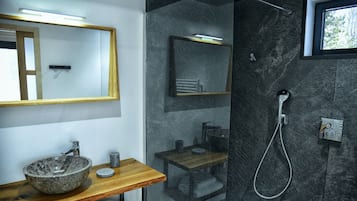 Een douche,  milieuvriendelijk toiletgerief, een haardroger, handdoeken