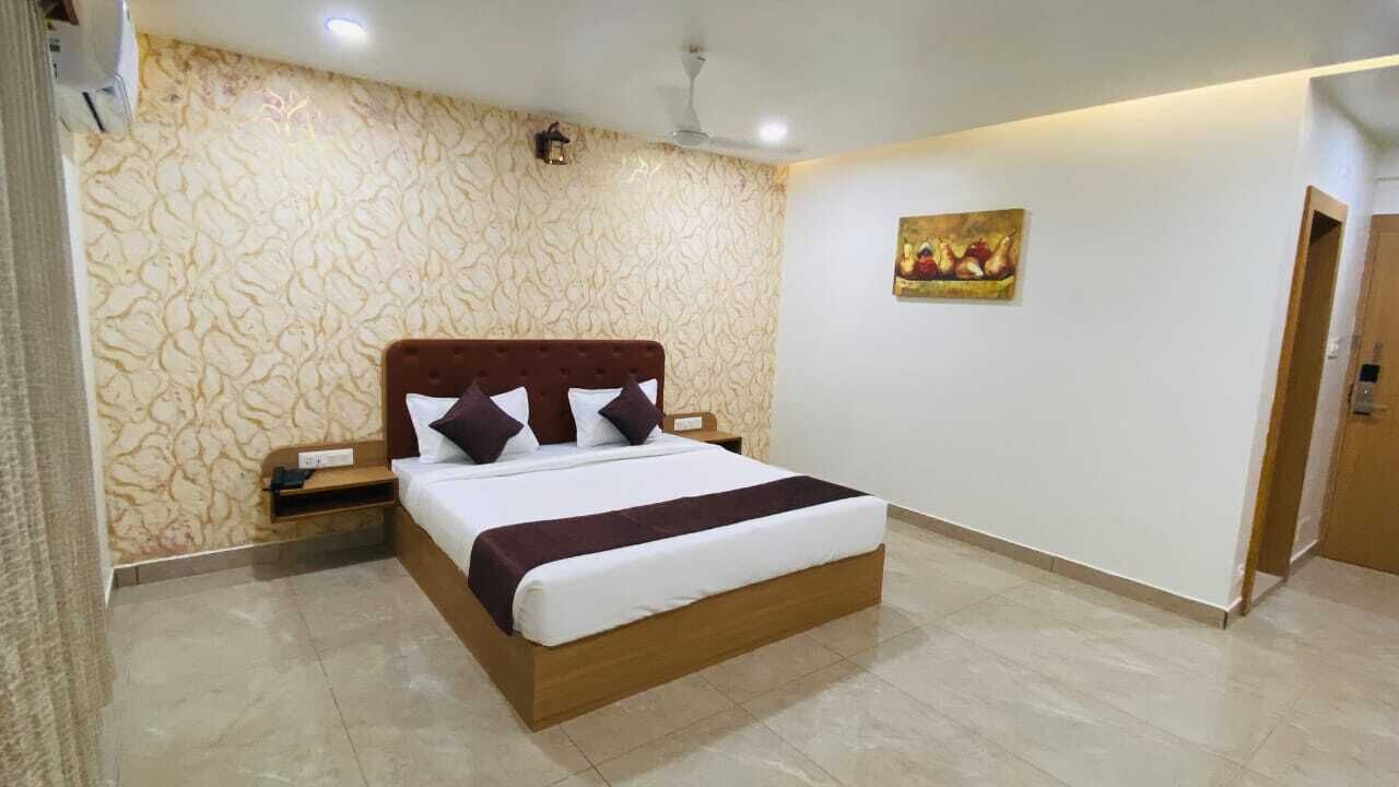 Deluxe Room | Desk, WiFi (free), bed sheets