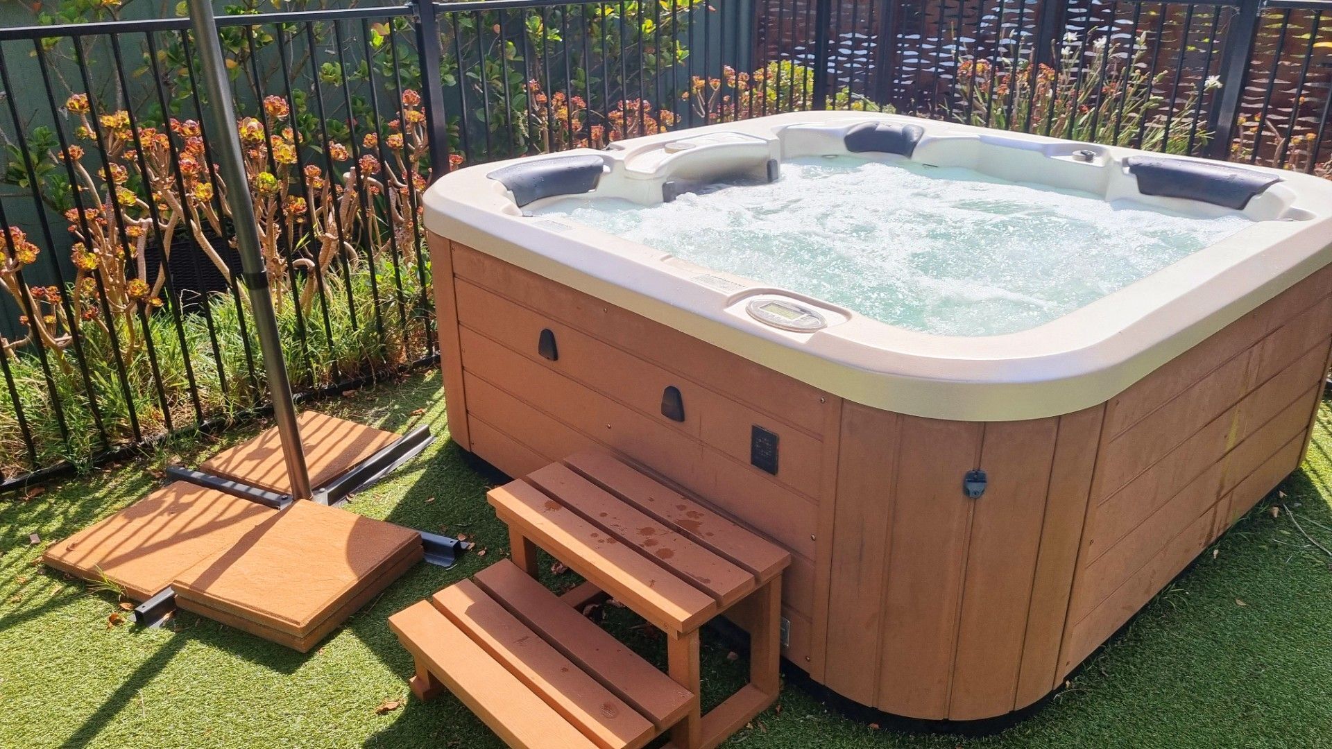 Outdoor spa tub