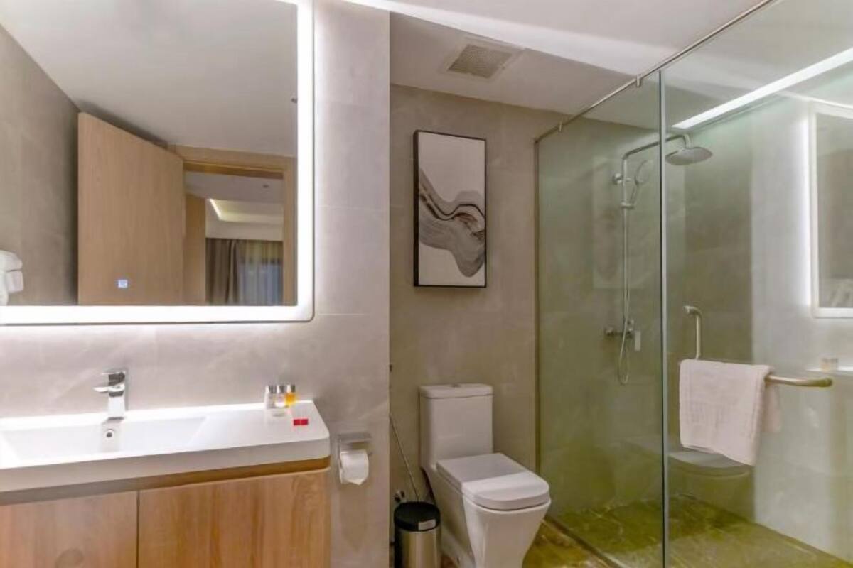 Salle de bain | Douche, articles de toilette gratuits, sĂšche-cheveux, chaussons