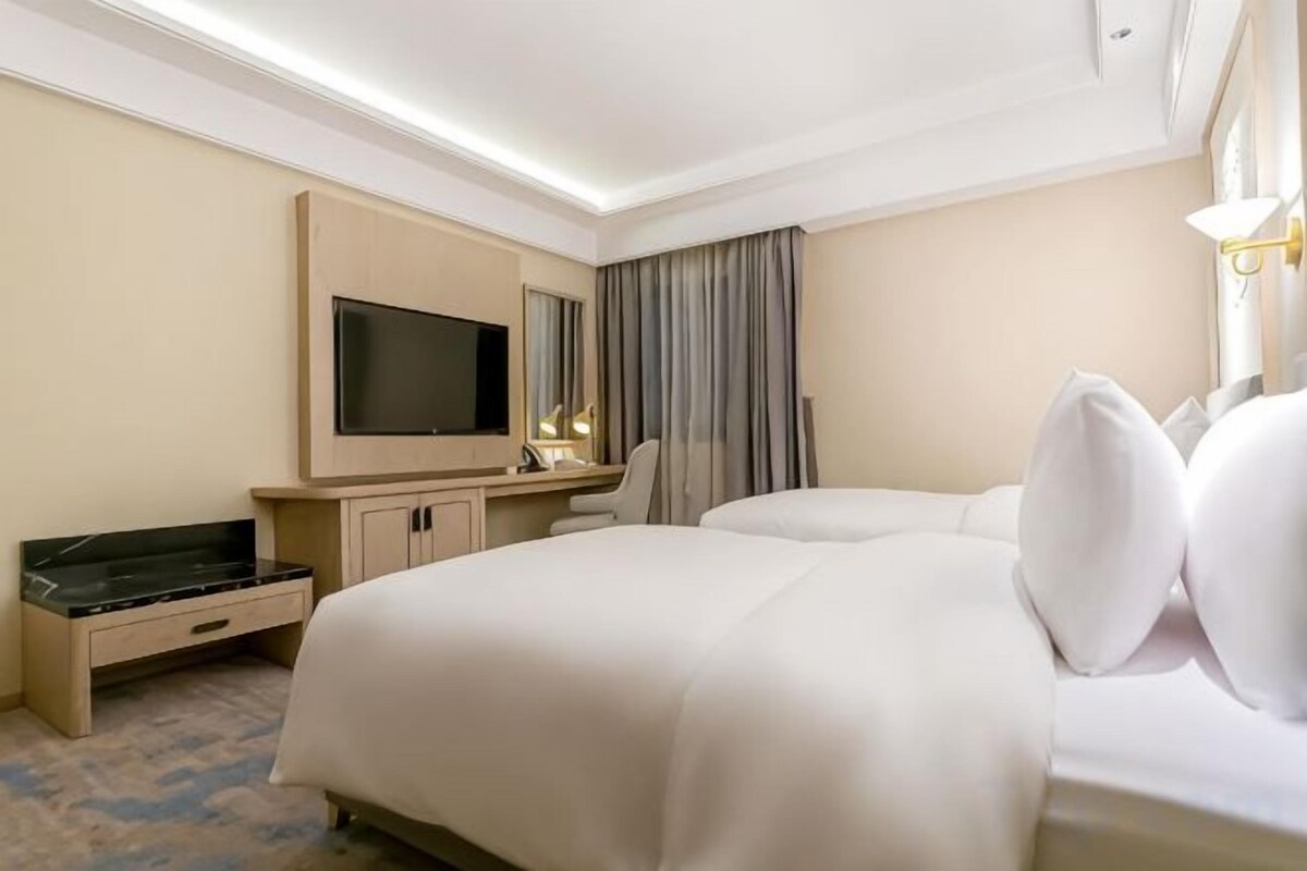 Meja, ruang kerja komputer riba, seterika/papan seterika, Wi-fi percuma 