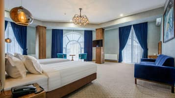 Luxe kamer | Een minibar, een kluis op de kamer, een bureau, verduisterende gordijnen