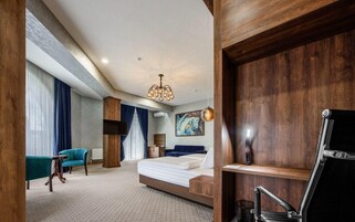 Luxury Room | Minibar, in-room safe, desk, blackout drapes