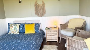1 bedroom, bed sheets