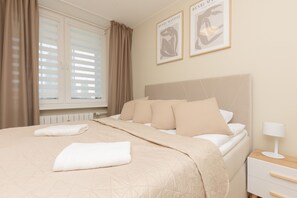 1 bedroom, bed sheets - Apartment Srebrna With a View by Renters (Warsaw)