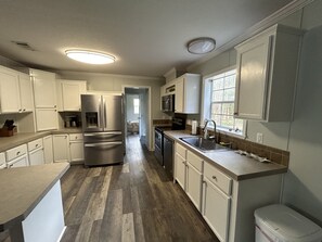 Fridge, microwave, stovetop, dishwasher - Come relax at - Pura Vida House with pool - sleeps 9 (Steinhatchee)