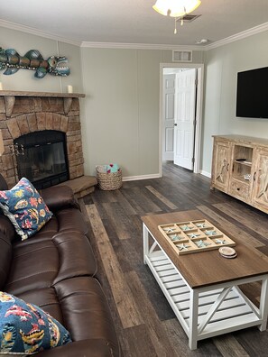 Smart TV, fireplace - Come relax at - Pura Vida House with pool - sleeps 9 (Steinhatchee)
