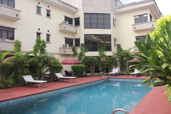 Outdoor pool - Carlson Hotel (Lagos)