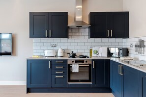 Classic Apartment | Private kitchen | Full-size fridge, microwave, oven, stovetop