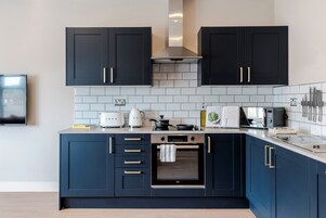 Apartamento clássico | Cozinha privada | Geladeira grande, micro-ondas, fogão, cooktop