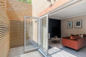 Comfort Apartment | Egyptian cotton sheets, premium bedding, individually decorated