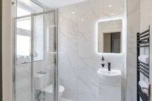 Business Apartment | Bathroom | Shower, rainfall showerhead, hair dryer, towels - Your Apartment Shepherd's Bush (London)