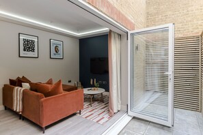 Business Apartment | Egyptian cotton sheets, premium bedding, individually decorated