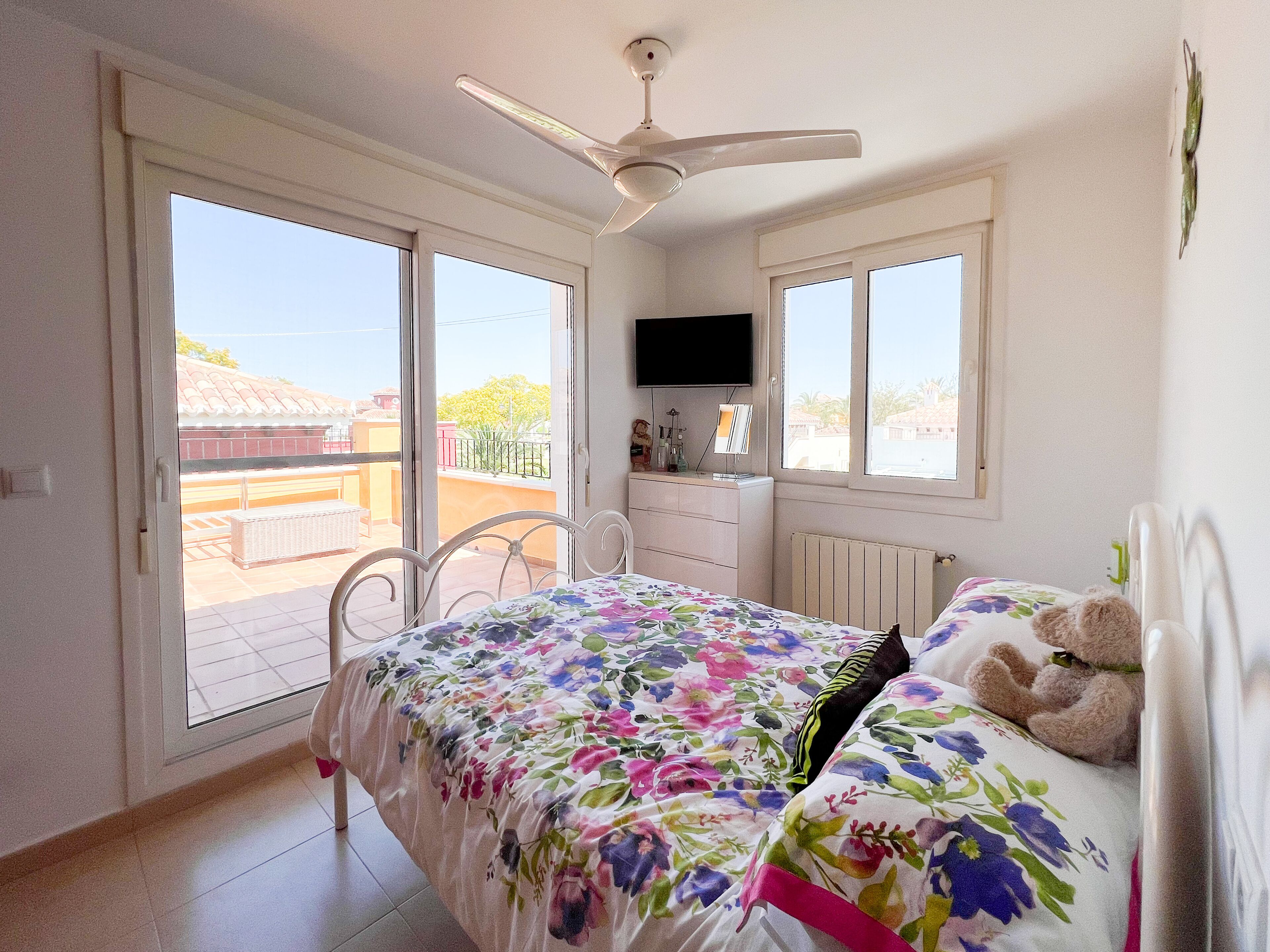 3 slaapkamers, een strijkplank/strijkijzer, wifi, beddengoed