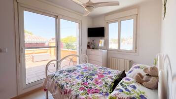 3 slaapkamers, een strijkplank/strijkijzer, wifi, beddengoed